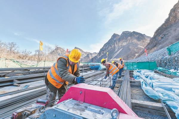 2月29日，在门头沟109国道青白口桥重建施工现场，工人正在进行钢筋加工作业。