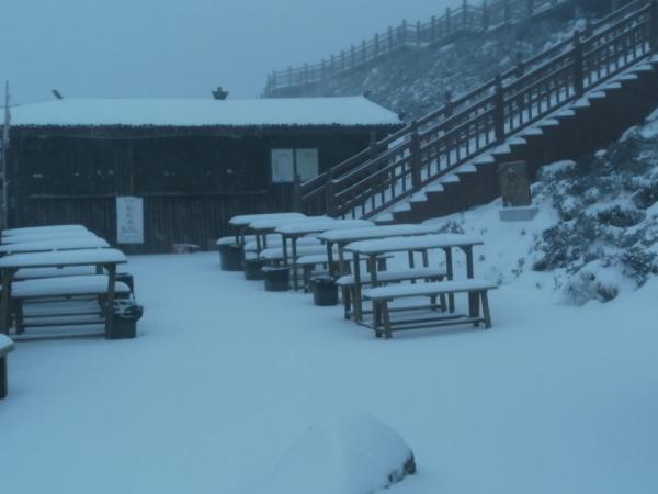 宝鸡迎来今年夏天第一场雪！是的，你没看错......