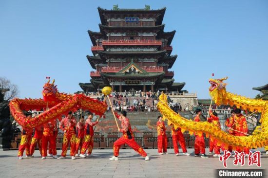 图为春节期间，在江西南昌滕王阁旅游区，舞龙队伍在滕王阁前表演。刘思伟 摄