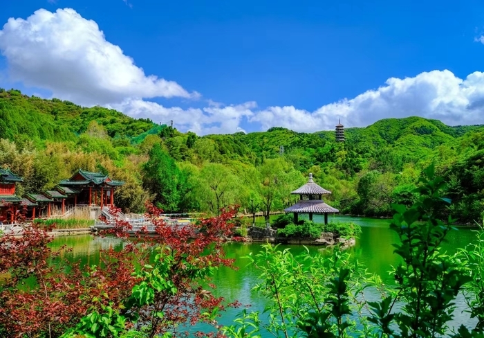 中国旅游日当天，济南红叶谷景区门票半价