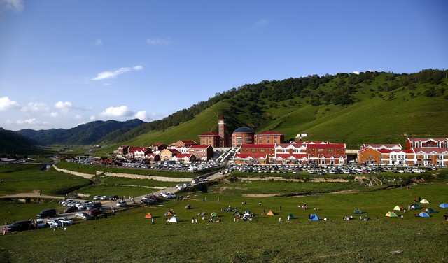 我们打算去关山牧场，有没有去过的朋友推荐较为合适的酒店住宿。谢谢