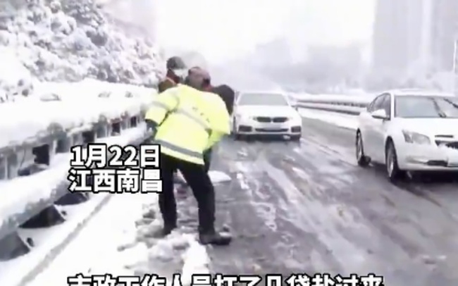 南昌大雪纷飞 路面积雪清理忙不停