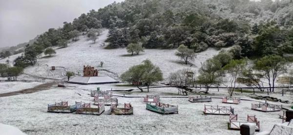 宝鸡迎来今年夏天第一场雪！是的，你没看错......