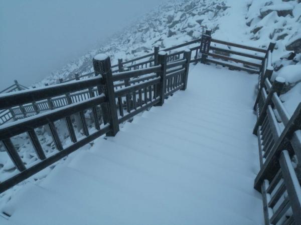 宝鸡迎来今年夏天第一场雪！是的，你没看错......