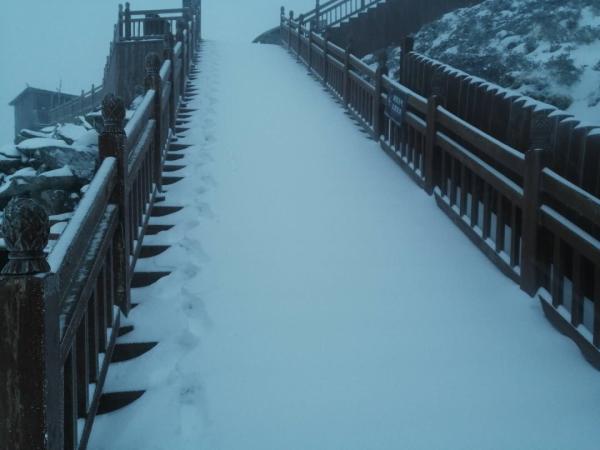 宝鸡迎来今年夏天第一场雪！是的，你没看错......