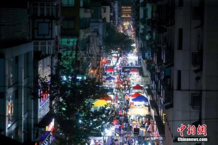 图为武汉保成路夜市。/p中新社记者 张畅 摄